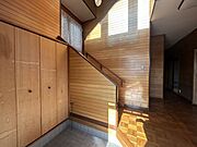 【リフォーム中・玄関内観】吹き抜けで陽の光が差し込む開放感のある空間です。