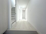 【リフォーム済・廊下】開放感と使いやすさを兼ね備えた廊下スペース。明るく爽やかな印象で、毎日の帰宅が楽しみになる住まいです。