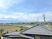 【2階西側洋室からの眺望】前面に高い建物がないため、開けた眺望を確保できます！天気が良い日には北アルプスの山々を眺望することができますよ