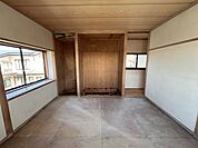ローソン　松本芳川小屋店 【リフォーム前/2階西側8帖和室別角度】収納スペースはオープン収納となり、お部屋を広く活用することができます。 400m