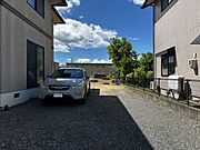 【駐車場】並列2台以上駐車可能です。前面道路も広いので駐車が苦手な方でも余裕をもって駐車できますね！