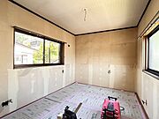 【リフォーム中/洋室(2)】天井・壁クロス、フローリングの張替えを行います。照明器具はLEDへと交換します。