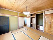 【リフォーム中/洋室(3)】現在は和室ですが、床のフローリング張りや壁・天井のクロスは張替え、照明・建具交換等の工事を行い、洋室へとリフォームをいたします。クローゼットも新設予定です。