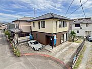 【現地外観】前面道路はロータリー状（円形）になっており、どちらの駐車場にも出入りしやすいです。今回のリフォームにて外壁・屋根の塗装を行いました。見た目も一新、雨漏りの予防にもなり、安心してお住まい頂…