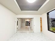 【リフォーム済 1F洋室10帖】1階洋室10帖のスライドドアを全開すると、お隣の洋室9帖とほぼ一体開放されます。ひとつの大空間にできるこのスペースはご家族の構成やスタイルに合わせた用途としてご利用く…