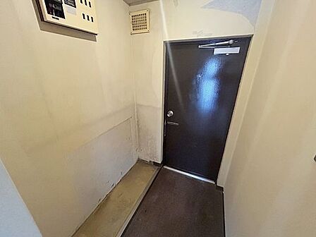 【リフォーム中 玄関】玄関には新しいシューズボックス、LED照明を新設し、フローリング、壁・天井を新たに張替えいたします。