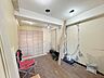 寝室：【リフォーム中洋室B約5.25帖】別角度からの写真になります。新しい収納の建具・ドアが新設され、独立した洋室になっております。今後、床・壁紙が張られ、より綺麗に仕上げます。