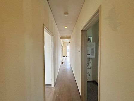 【リフォーム中 廊下】フローリング、壁・天井を新たに張替えいたします。