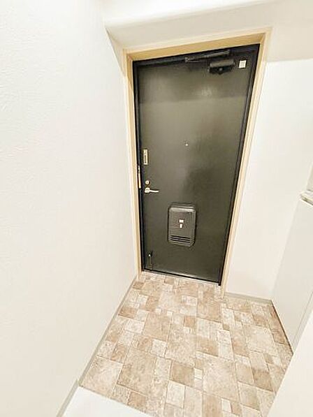 【玄関】床クッションフロア上張り。