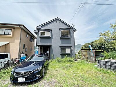 外観:【リフォーム中 外観】外壁・屋根の全面塗替えが完了。落着きあるグレイ系色で一新した南向きのお家と並列3台の駐車場。価格には消費税、リフォーム費用を含みます。リフォーム中でもご案内可能。内覧希望の方は… 外観:【リフォーム中 外観】外壁・屋根の全面塗替えが完了。落着きあるグレイ系色で一新した南向きのお家と並列3台の駐車場。価格には消費税、リフォーム費用を含みます。リフォーム中でもご案内可能。内覧希望の方は…