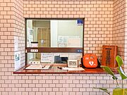 【管理人室】日勤にて管理人さんがいらっしゃいます。