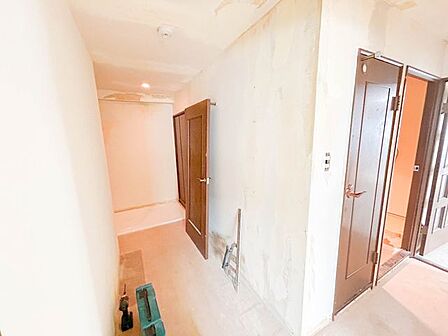 【リフォーム中　廊下】フローリング上張り、クロス張替、照明交換等。