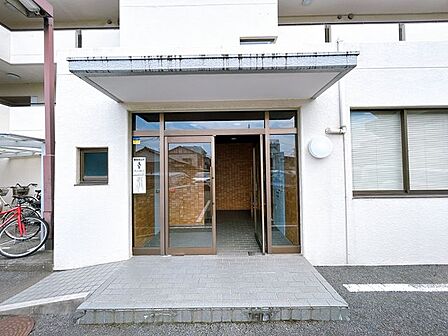 駐車場からのエントランスです