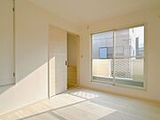【中2階北側洋室】約6帖の洋室です。床、クロス、建具等は新品に交換しております。
