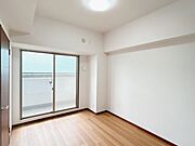 【リフォーム後/東側洋室】約6.21帖の洋室。ベランダからの光が差し込み、明るいお部屋です。