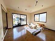 【リフォーム中/リビング】1階約18.75帖のリビングです。クロス張替えを行います。
