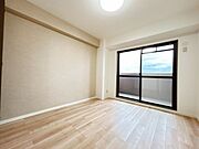 【リフォーム済み/約6.5帖洋室】フローリング張替え、クロス張替え、照明交換を行いました。こちらの居室はバルコニー付きになります。