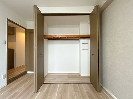 【リフォーム済み/約6.5帖洋室収納】収納内はフローリング張替え、クロスの張替えを行い、棚はクリーニングいたしました。衣類等の収納に活躍しそうですね。