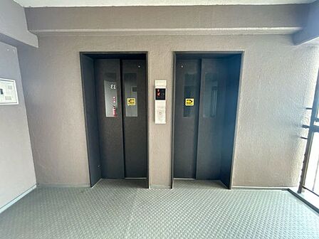 【共有部/エレベーター】エレベーターを2基備えたマンションです。朝夕の利用が集中する時間帯でも比較的スムーズに利用できるため、日々の暮らしの快適性を高めてくれます。