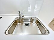 【リフォーム済み/キッチン】新品交換したキッチンのシンクはサビにくく熱に強いステンレス製です。水はねの音を抑える静音設計で、従来よりもさらに水音が静かになっています。