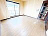 室内：【リフォーム前/2階洋室8帖】フロアタイル上張り、クロス張替、照明交換を行います。