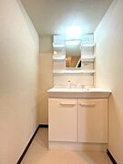 【リフォーム済】洗面化粧台は新品に交換しました。水栓は、お湯と水をきちんと使い分けられるエコな仕様です。お湯のムダづかいを防ぐので、ガス代も節約。家計に優しい設計です。
