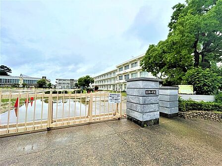 【周辺】岩滑小学校まで約850m(徒歩約11分)毎日の通学にも程よい距離。友達と一緒ならあっという間に学校です。