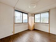 2階洋室　約6帖のお部屋。お子様のひとり部屋にいかがでしょうか。室内のお荷物は撤去予定です。