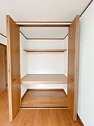 2階6.5畳洋室の収納です。