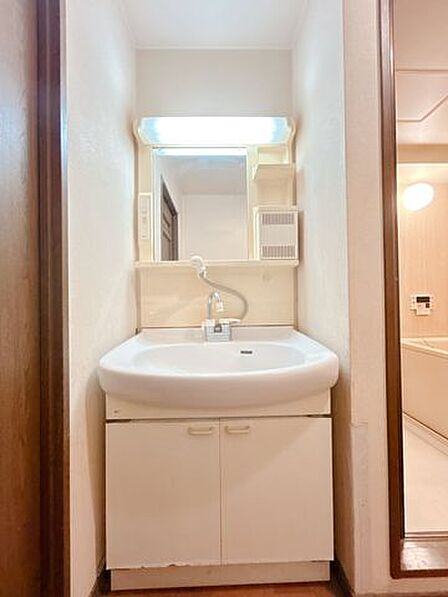 洗面 ごちゃごちゃしがちな小物や洗濯用品も洗面化粧台に納めればスッキリとした空間に。