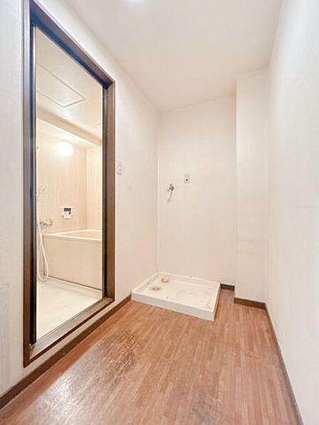 洗面所 脱いだ衣服も「ポイ」ひと投げ 洗濯機に放り込んで浴室に直行できますね。