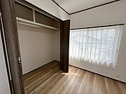 【リフォーム済】二階洋室別角度写真です。クローゼットに枕棚を新設いたしました。