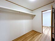【リフォーム済】ウォークインクローゼット写真です。2つの洋室から出入りできます。