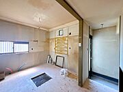 【リフォーム中】リビング写真です。キッチンは新品交換いたします。