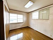 【リフォーム中】2階北東側約6帖洋室写真です。クロス張替えを行います。