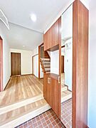 【リフォーム済】玄関ホールです。天井・壁はクロス張替え、床はフローリングを張りました。シューズボックスは新品に交換しました。