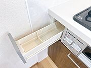 【リフォーム済】システムキッチンの調味料入れです。調味料のストック等収納できますので、キッチンをスッキリ保つことが出来ます。