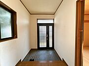 【リフォーム予定】玄関のお写真です。