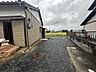 駐車場：【リフォーム中】駐車場です。縦列2台駐車可能です。草木を伐採し、砕石で仕上げます。