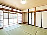 和室：【リフォーム済】1階8帖和室と縁側です。クロスを張り替え、畳は表替えを行ったので、イグサのにおいを感じることが出来ます。障子は雪見障子となっており、座りながら外の風景を楽しむことが出来ます。