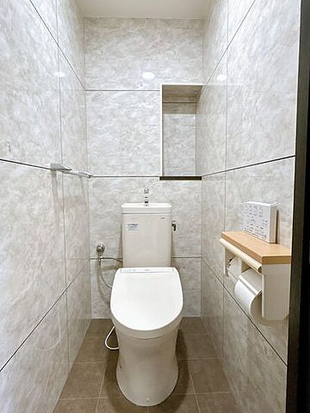 【リフォーム済】トイレです。2022年4月に前所有者にてリフォームしてあります。床はクッションフロアは貼り換え、便器はクリーニングを行いました。