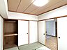 室内：【リフォーム済】リビング横和室です。畳の表替えを行いました。壁はクロスの張替えを行いました。障子襖も貼り換えいたしました。押入があるので、お布団などの収納に便利です。