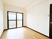【リフォーム済】南側約6帖和室です。床はフローリング張り、壁天井はクロスを貼りました。クローゼットがあるためお部屋を広く使うことができます。枕棚とポールを新品交換する予定です。