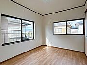 【リフォーム済】2階北西側の約6帖の洋室です。壁天井はクロスを貼り、床はクリーニングを行いました。窓が2面あるので風通し良好です。