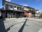 【リフォーム済】外観別アングルです。敷地の中でも転回できる程奥行がある駐車場にリフォームしました。