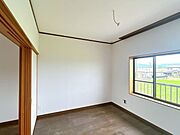 【リフォーム中】2階約6帖の北側洋室です。南側のお部屋との間に扉があるため続き間としても個室としてもお使いいただけます。
