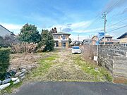 【リフォーム中】駐車場になります。一部東側のブロック塀を解体し駐車場に入りやすくするための間口を約7ｍ作ります。また、樹木も伐採し、道路から平地になるように整える予定です。縦並列5台以上駐車可能です。