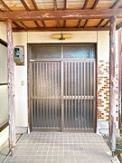 【リフォーム中】玄関です。鍵の交換を行います。また、外壁や劣化しているタイルも補修予定です。おうちとして長持ちするように水が入りやすい箇所を補修する予定です。