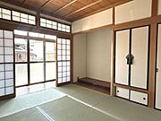 【リフォーム済】1階西側和室です。畳は表替えを行い、壁はクロスを貼りました。