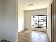 【リフォーム済】2階東側洋室です。床はフロアを貼り、壁と天井はクロスを張り替える予定です。
